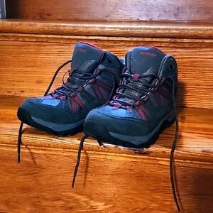 NEW Boys Hiking Boots Size 7